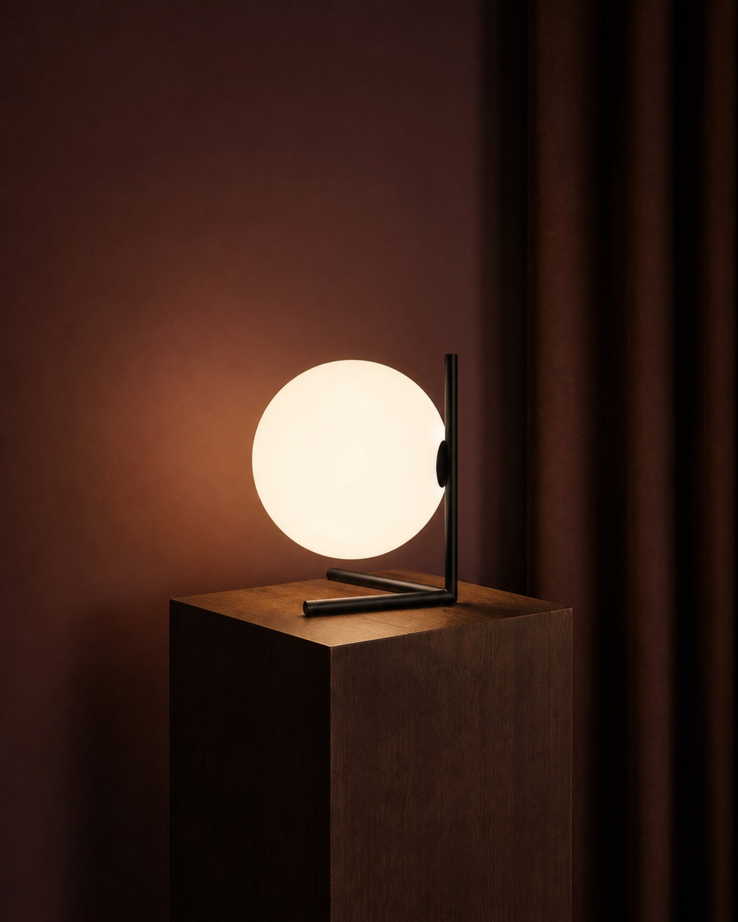 KAEN Designer Table Lamp — Slim Metal Frame, Luminous Glass Globe — Black, evening ambient | DecoHarmonie