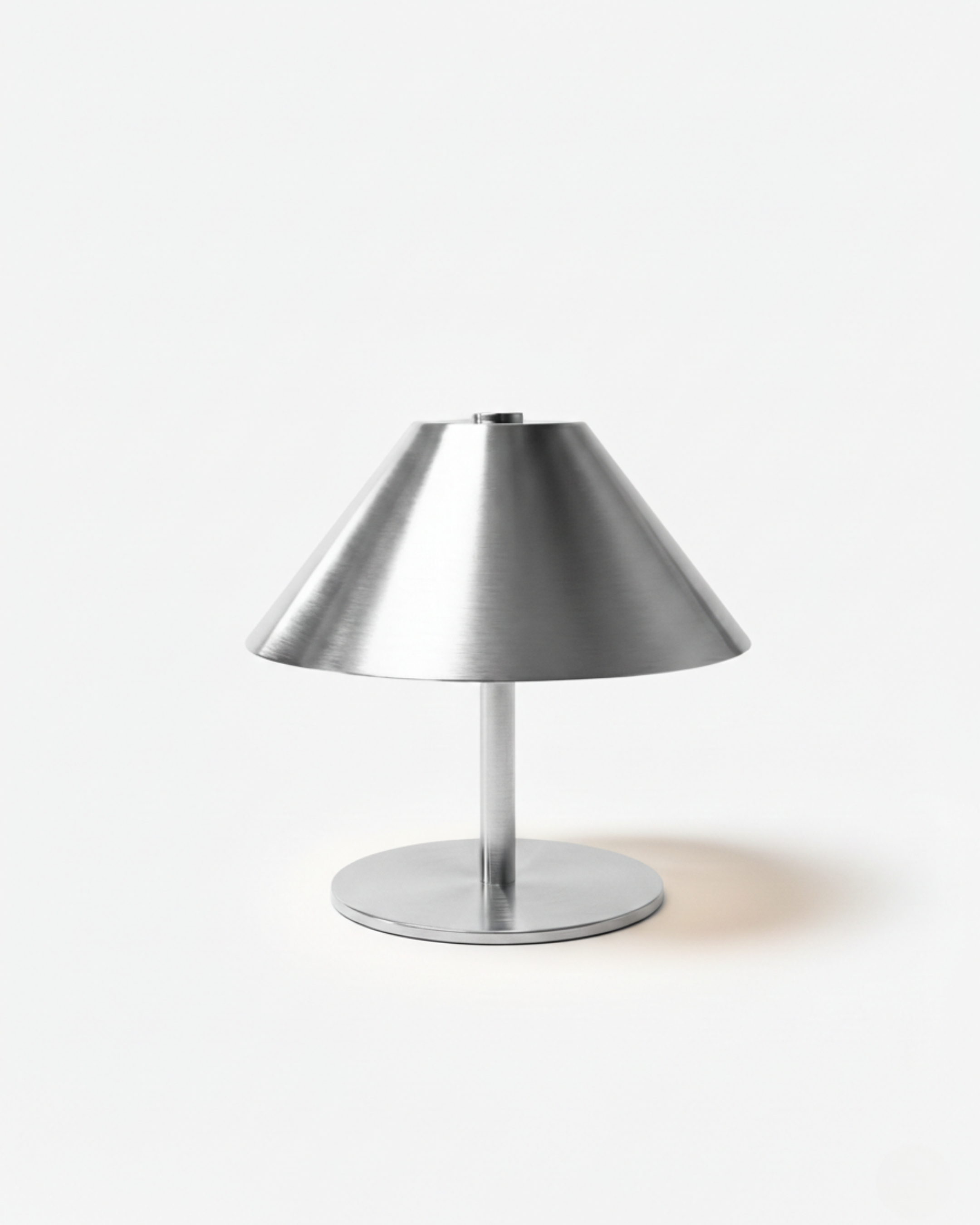 VARMA cordless table lamp with conical brushed aluminium shade on round metal base, rechargeable | DecoHarmonie