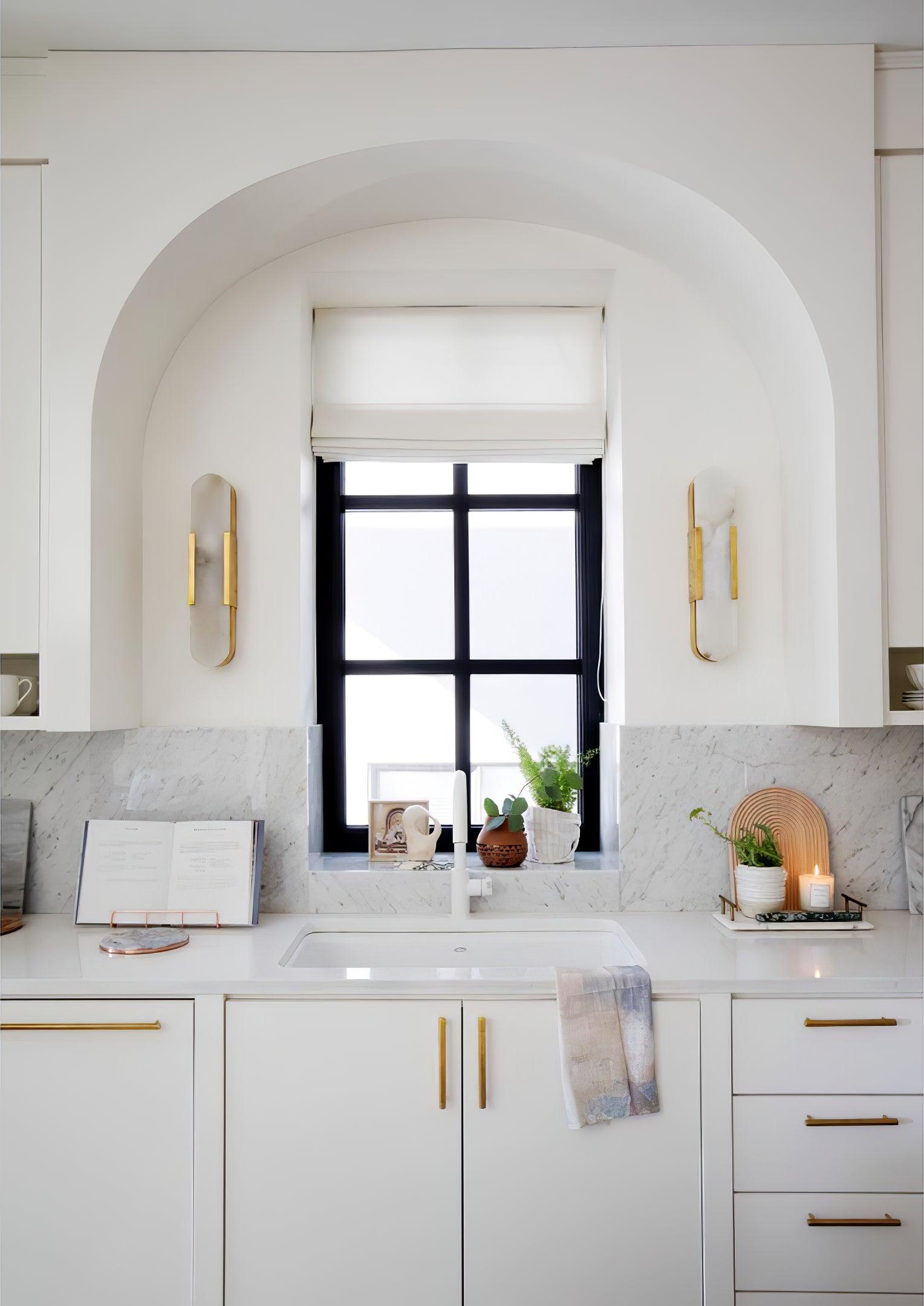 Wall Light Alabaster Brass - EMPYRN | Elegant Lighting