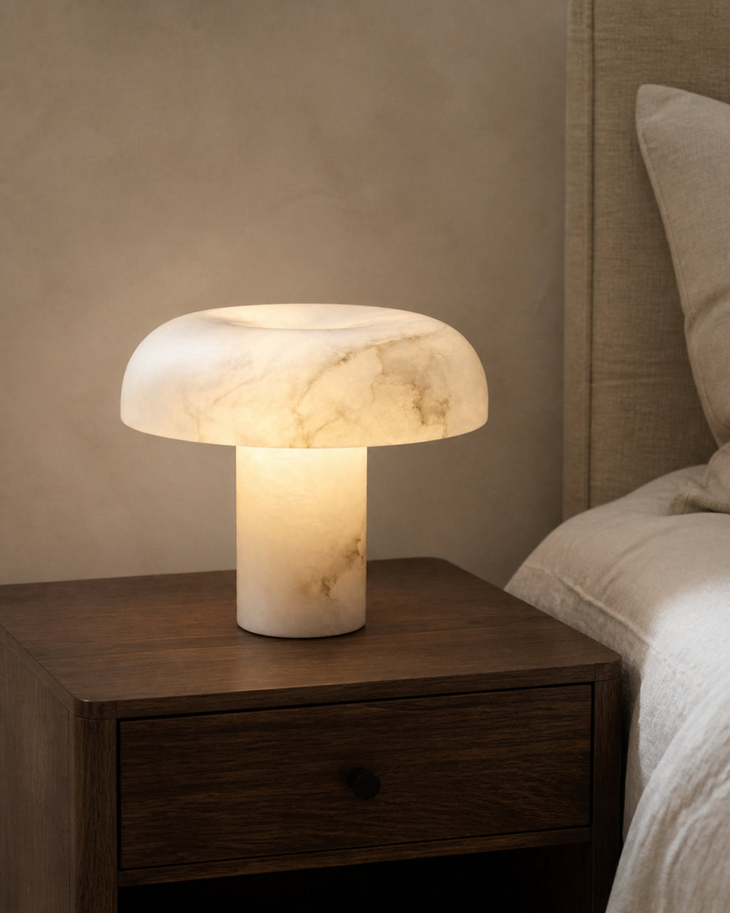 IZO Tischlampe – Alabaster, in einem Schlafzimmer | DecoHarmonie