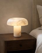 IZO Tischlampe – Alabaster, in einem Schlafzimmer | DecoHarmonie