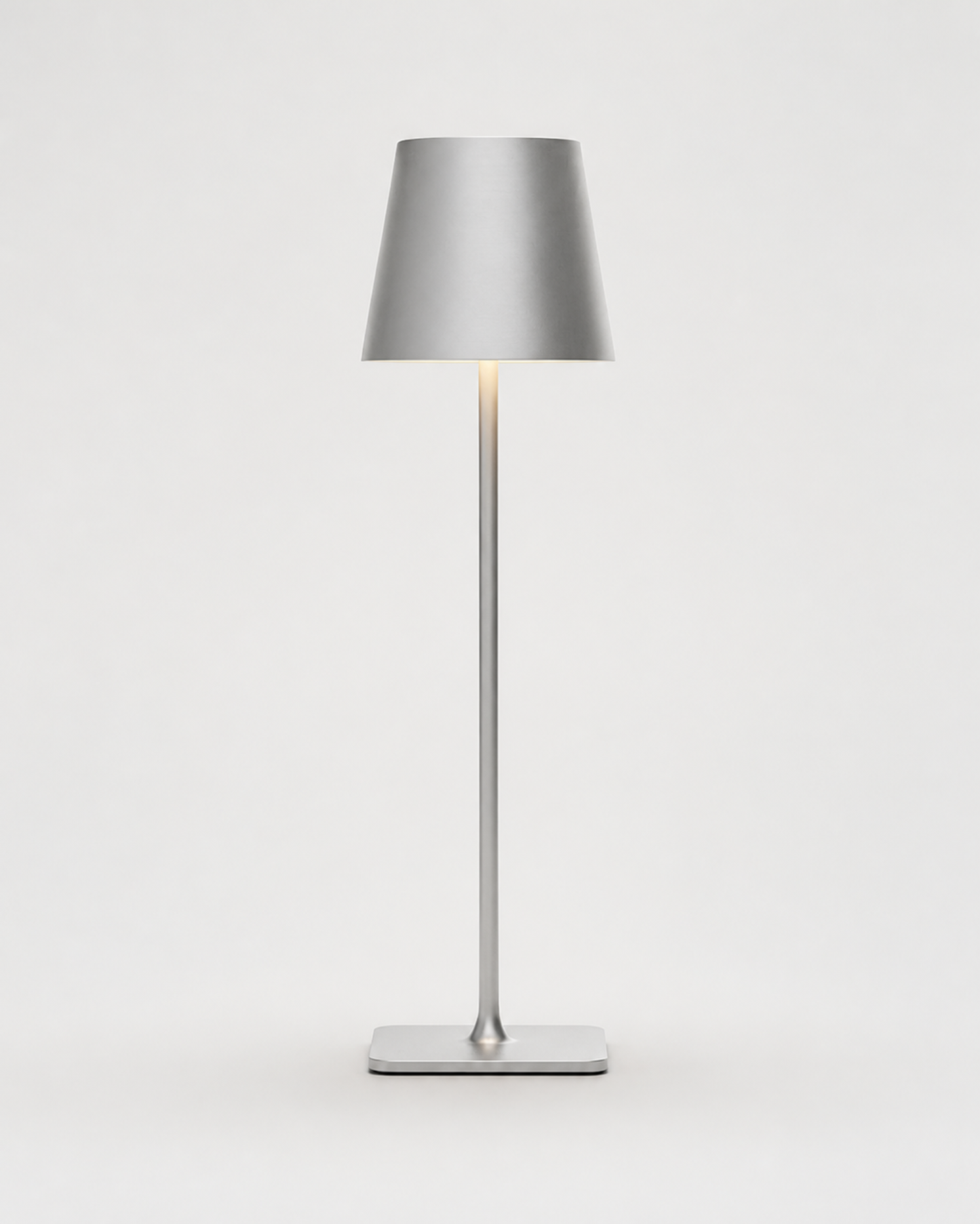 FREY Cordless Table Lamp — Minimalist Conical Shade, Portable — Silver, packshot | DecoHarmonie