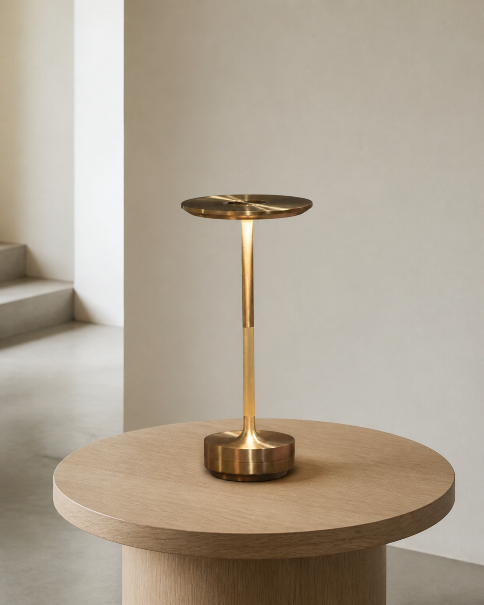 LIRI Cordless Table Lamp — Aluminium & Acrylic, Touch Dimmable — Gold, contextual scale | DecoHarmonie