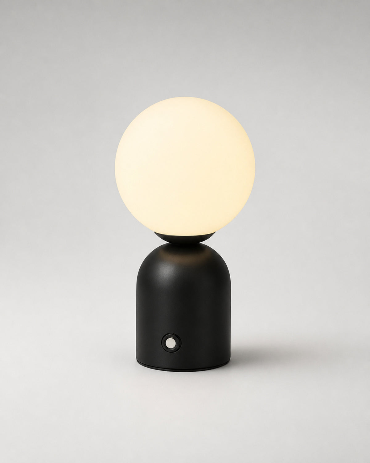 LUMI Akku-Tischlampe – Schwarz, Produktansicht vor neutralem Hintergrund | DecoHarmonie