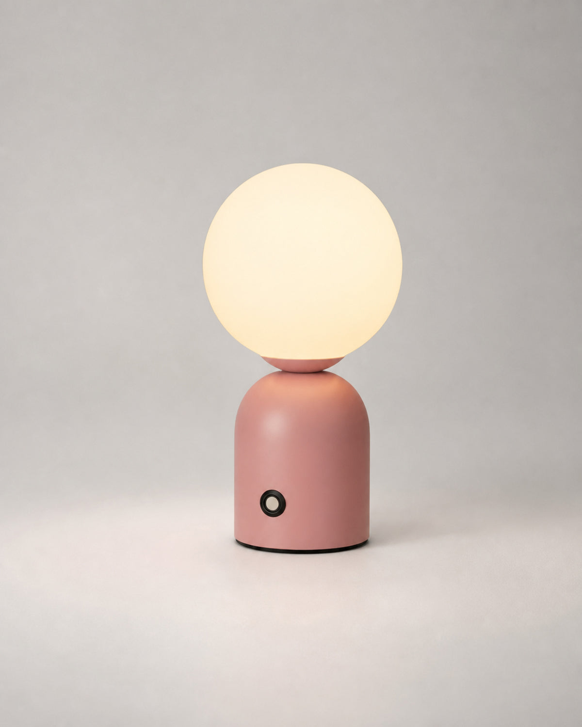 LUMI Akku-Tischlampe – Rosa, Produktansicht vor neutralem Hintergrund | DecoHarmonie