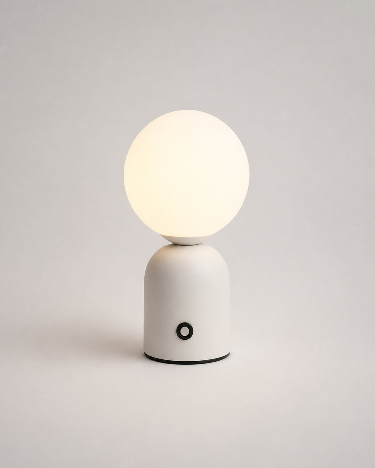 LUMI Akku-Tischlampe – Weiss, Produktansicht vor neutralem Hintergrund | DecoHarmonie