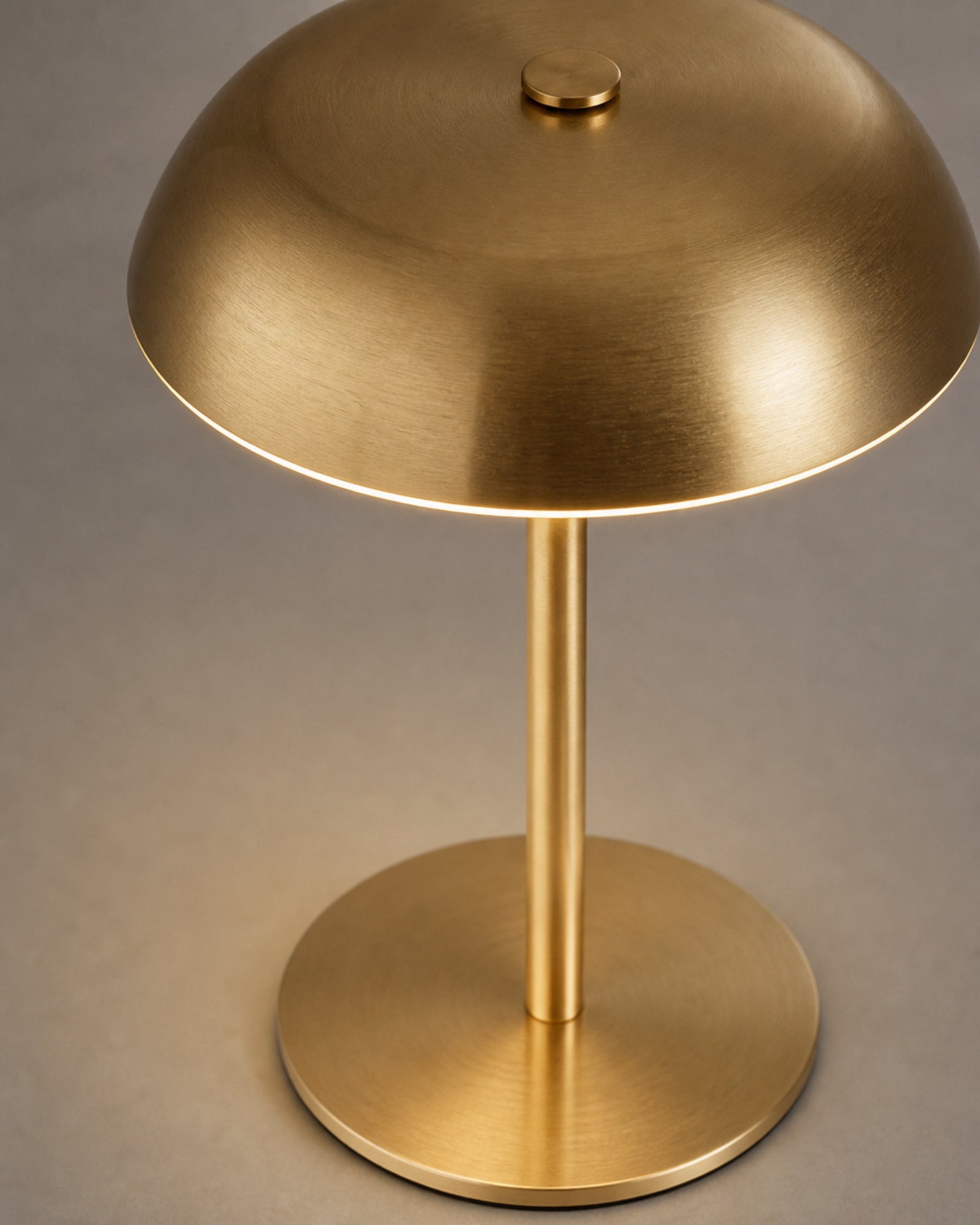 MALMO Cordless Mushroom Table Lamp — Metallic Finish, Touch Dimmable — Gold, control material detail | DecoHarmonie