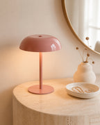 MALMO Akku-Tischlampe – Rosa, auf einer Konsole | DecoHarmonie