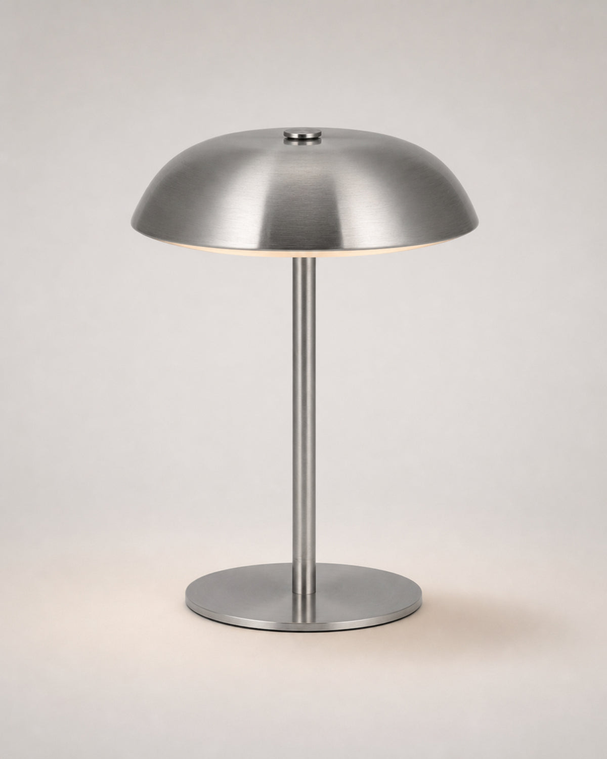 MALMO Akku-Tischlampe – Silber, Produktansicht vor neutralem Hintergrund | DecoHarmonie
