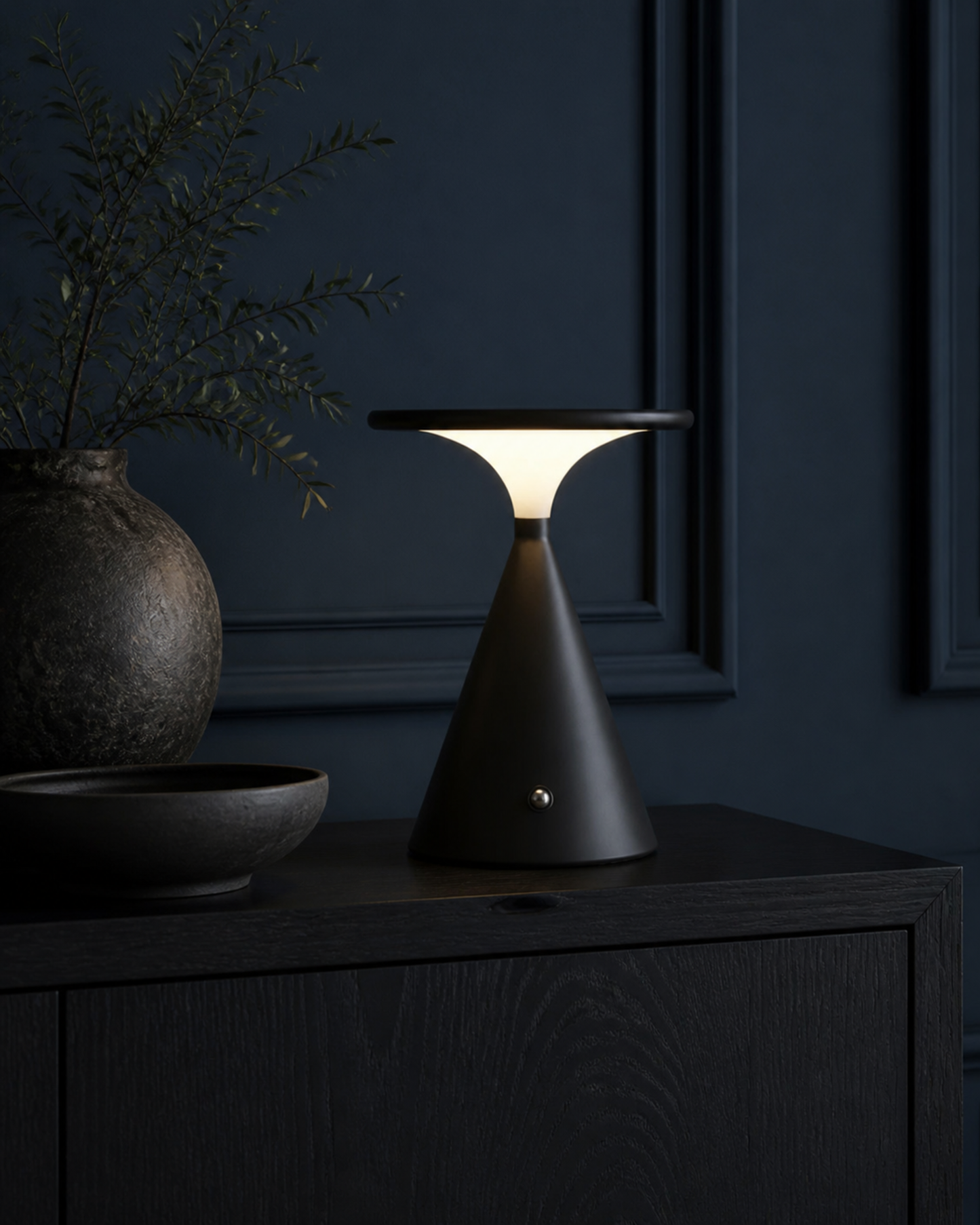VEGA Cordless Table Lamp — Sculptural Aluminium, Touch Control — Black, lifestyle | DecoHarmonie