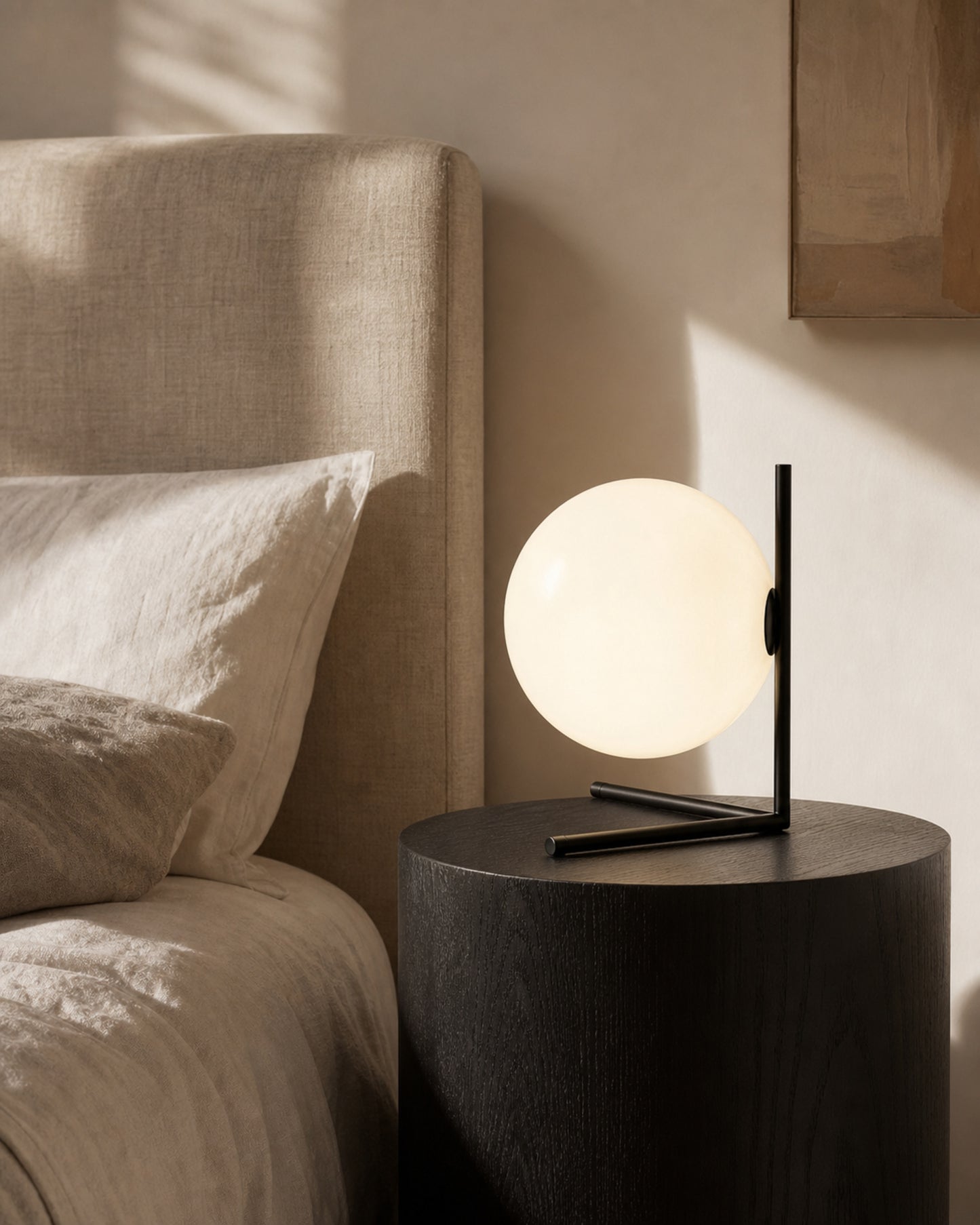 KAEN Designer Table Lamp — Slim Metal Frame, Luminous Glass Globe — Black, bedroom lifestyle | DecoHarmonie