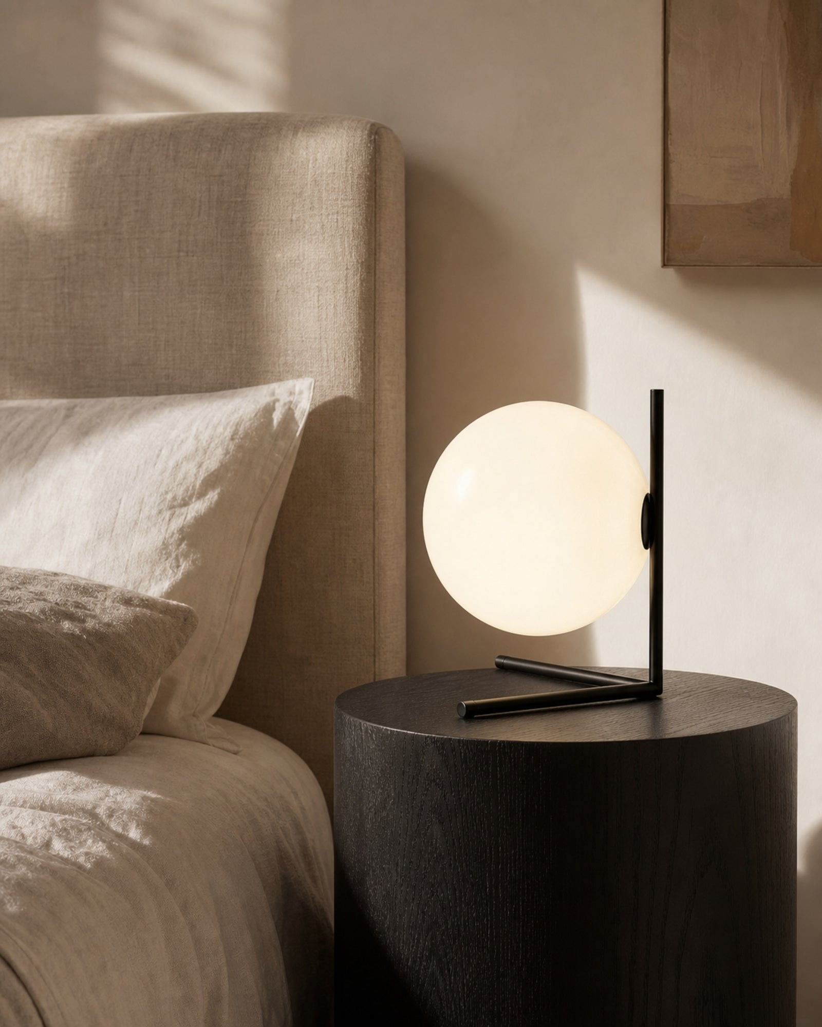 KAEN Designer Table Lamp — Slim Metal Frame, Luminous Glass Globe — Black, bedroom lifestyle | DecoHarmonie