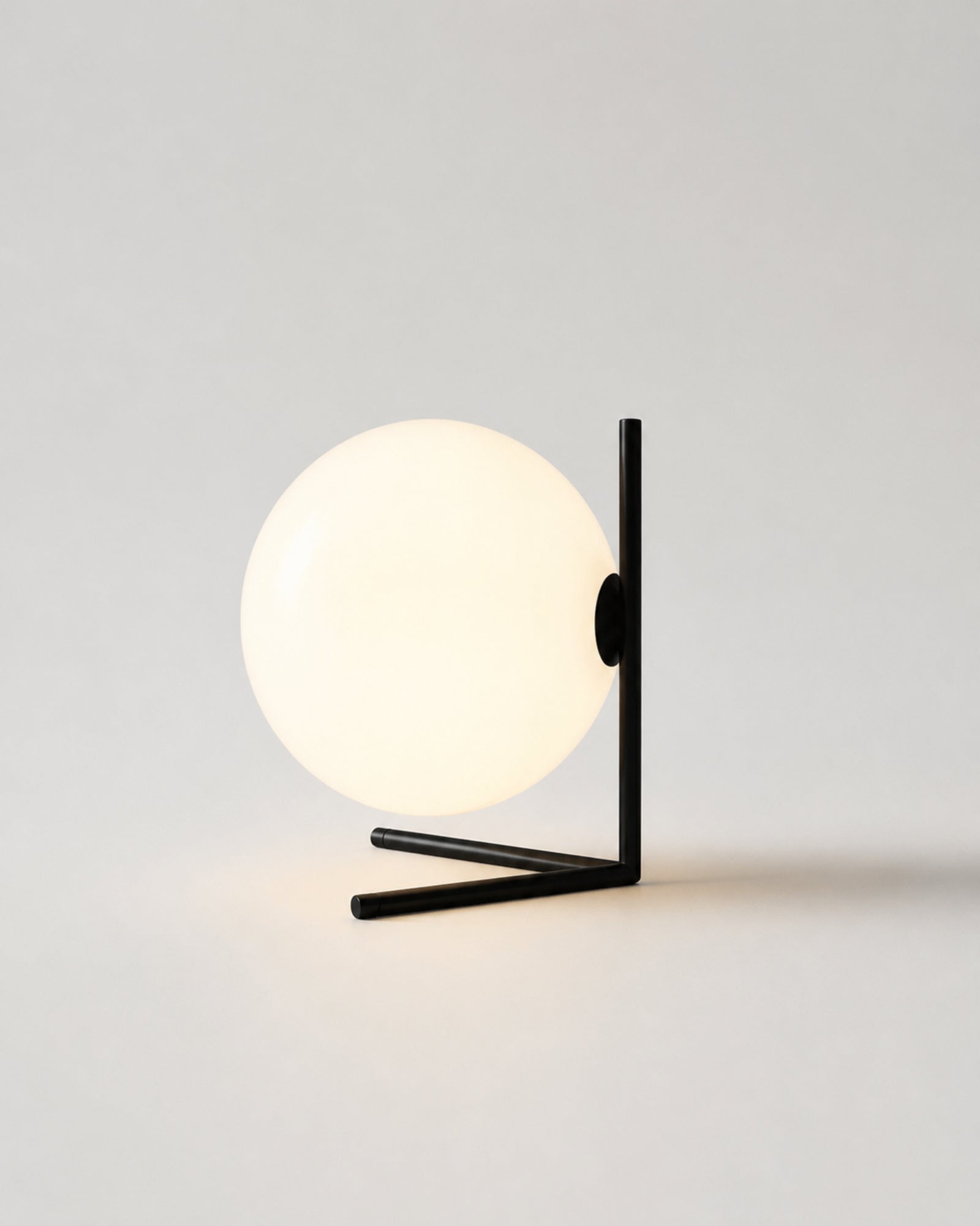 KAEN Designer Table Lamp — Slim Metal Frame, Luminous Glass Globe — Black, studio packshot on grey background | DecoHarmonie