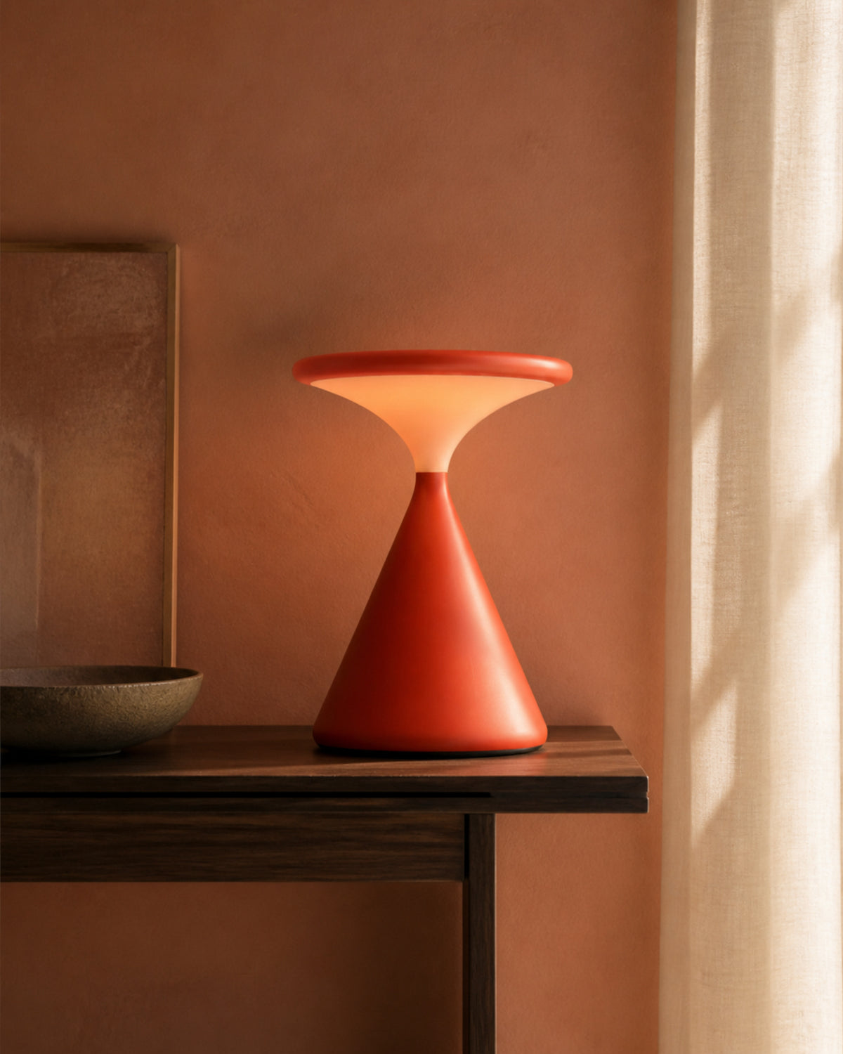 KONI Akku-Tischlampe – Blutorange, auf einer Konsole | DecoHarmonie