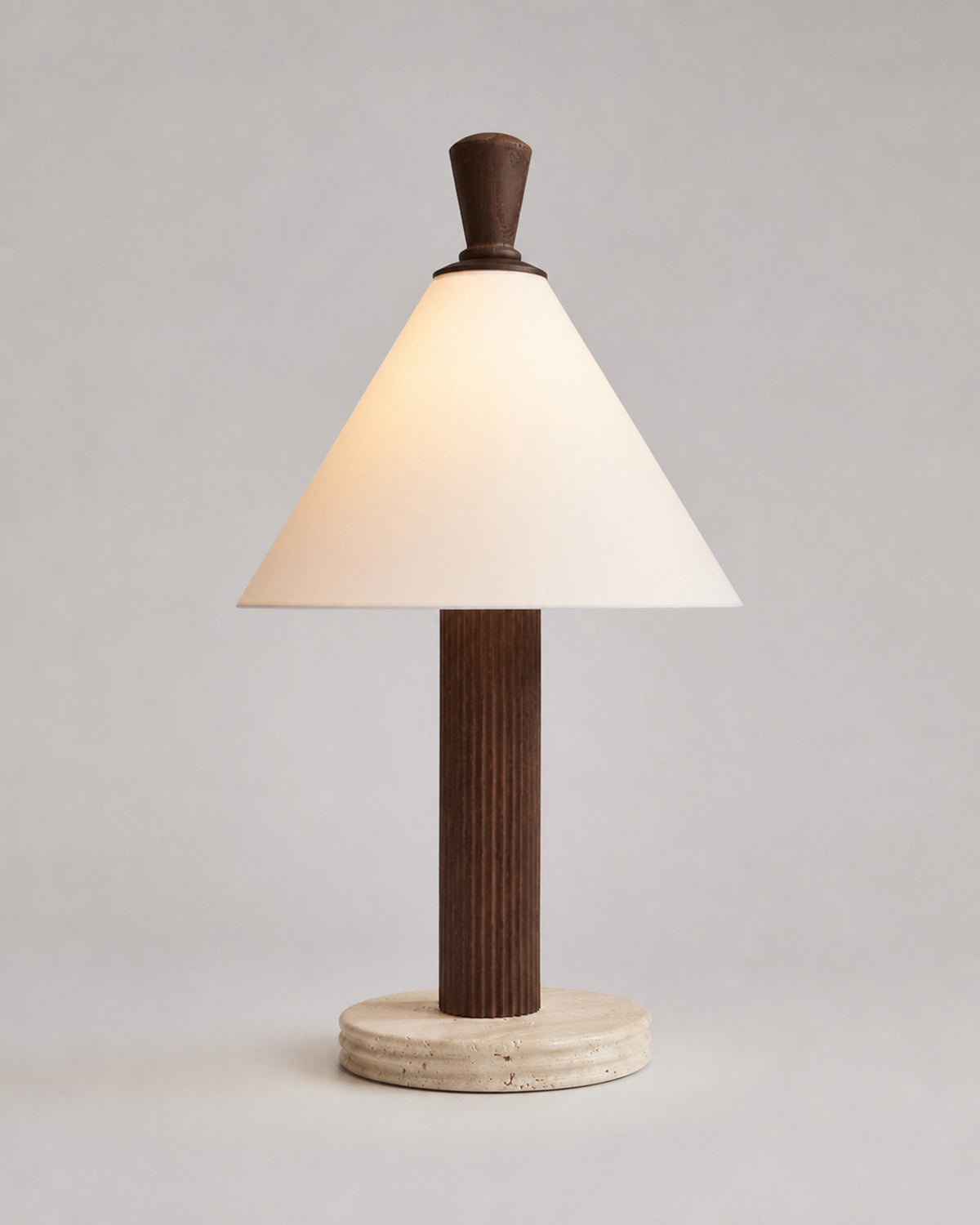TÉA Tischlampe – Dunkles Holz, Produktansicht vor neutralem Hintergrund | DecoHarmonie