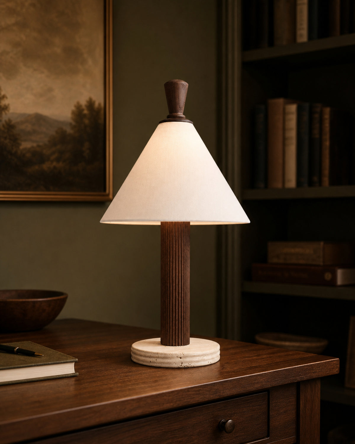 TÉA Tischlampe – Dunkles Holz, in einer Leseecke | DecoHarmonie