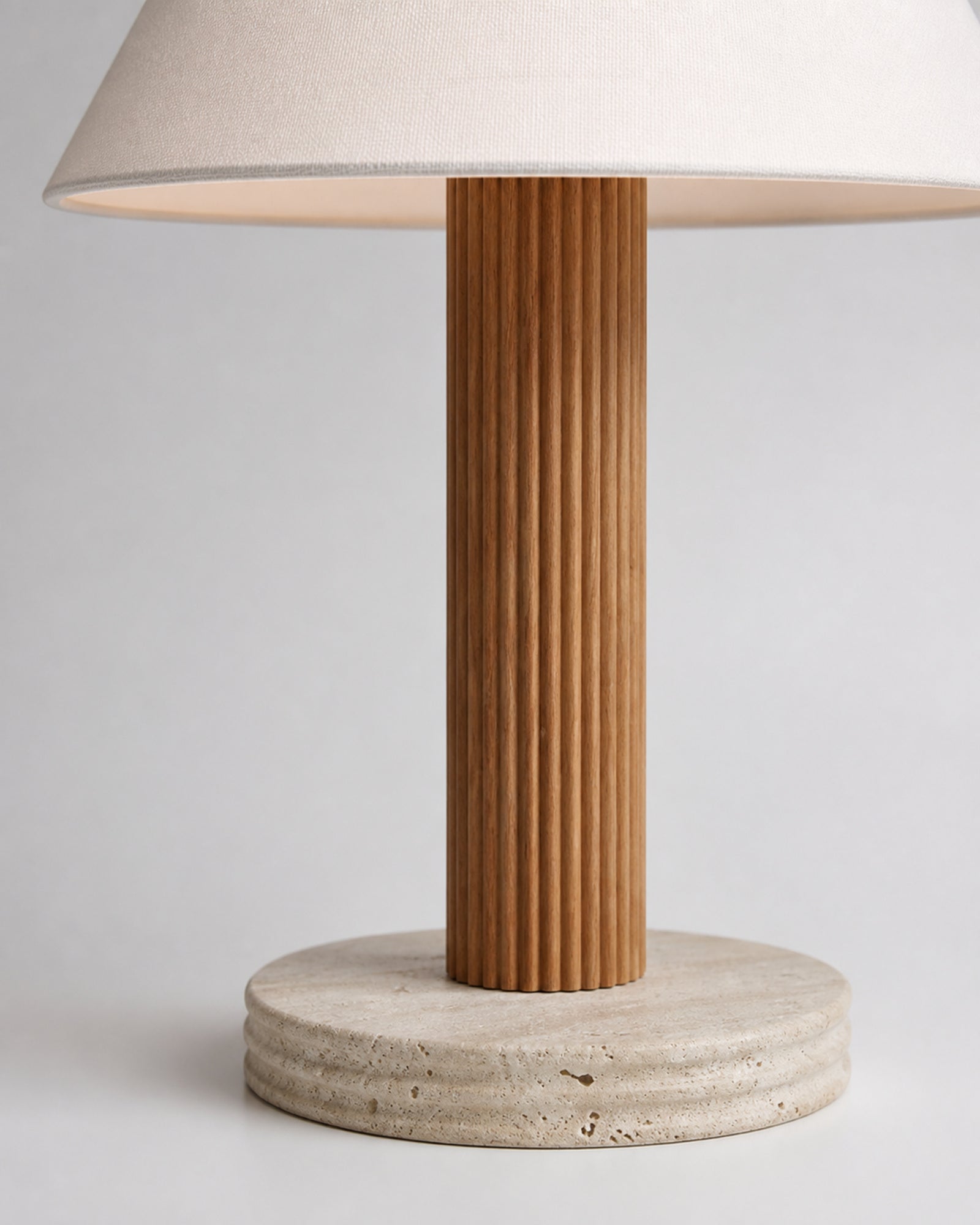 TÉA Table Lamp — Fluted Wood, Travertine Base & Linen Shade — Light Wood, material detail | DecoHarmonie