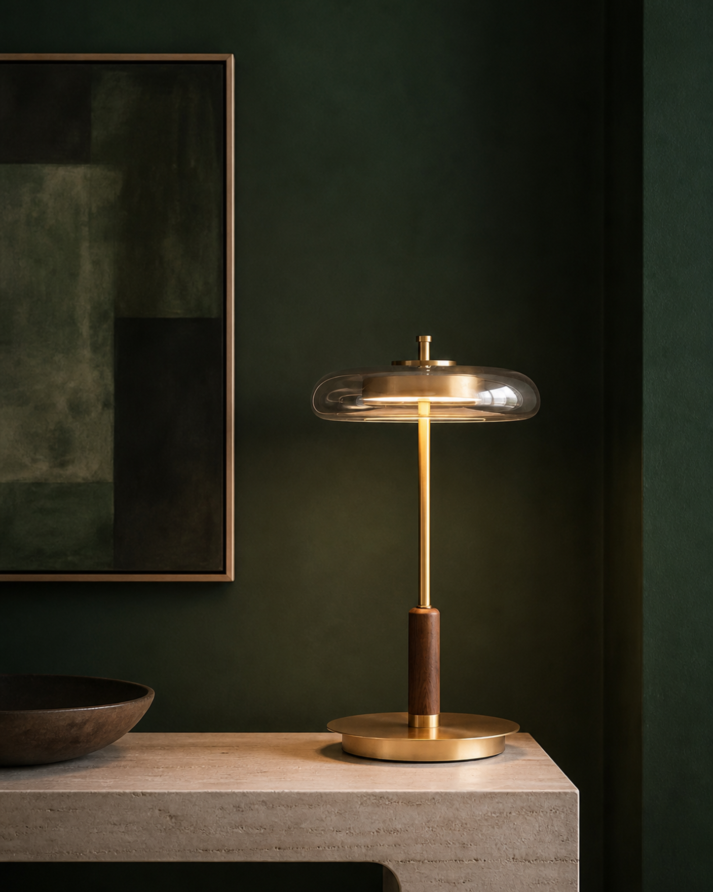 TOCRIS Brass & Walnut Table Lamp — Amber Glass, Mid-Century Style — Default, lifestyle | DecoHarmonie