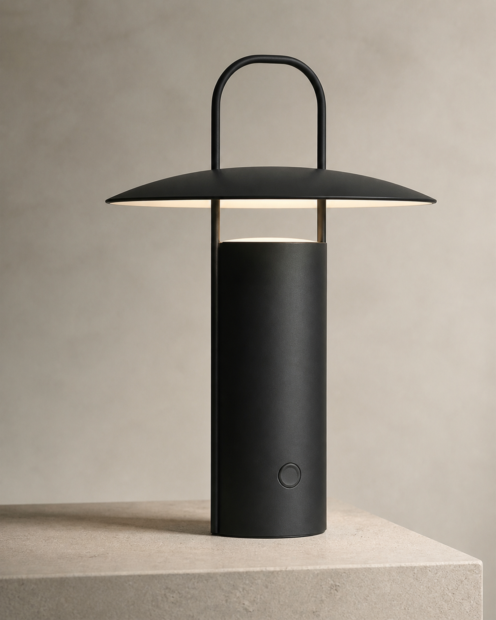 ORKA Portable Table Lamp — Solid Aluminium, Rechargeable — Black, material detail | DecoHarmonie