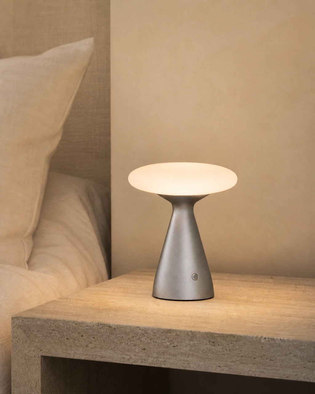 PRISM Touch-Tischlampe – Grau, in einem Schlafzimmer | DecoHarmonie