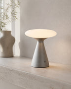 PRISM Touch-Tischlampe – Grau, auf einer Konsole | DecoHarmonie