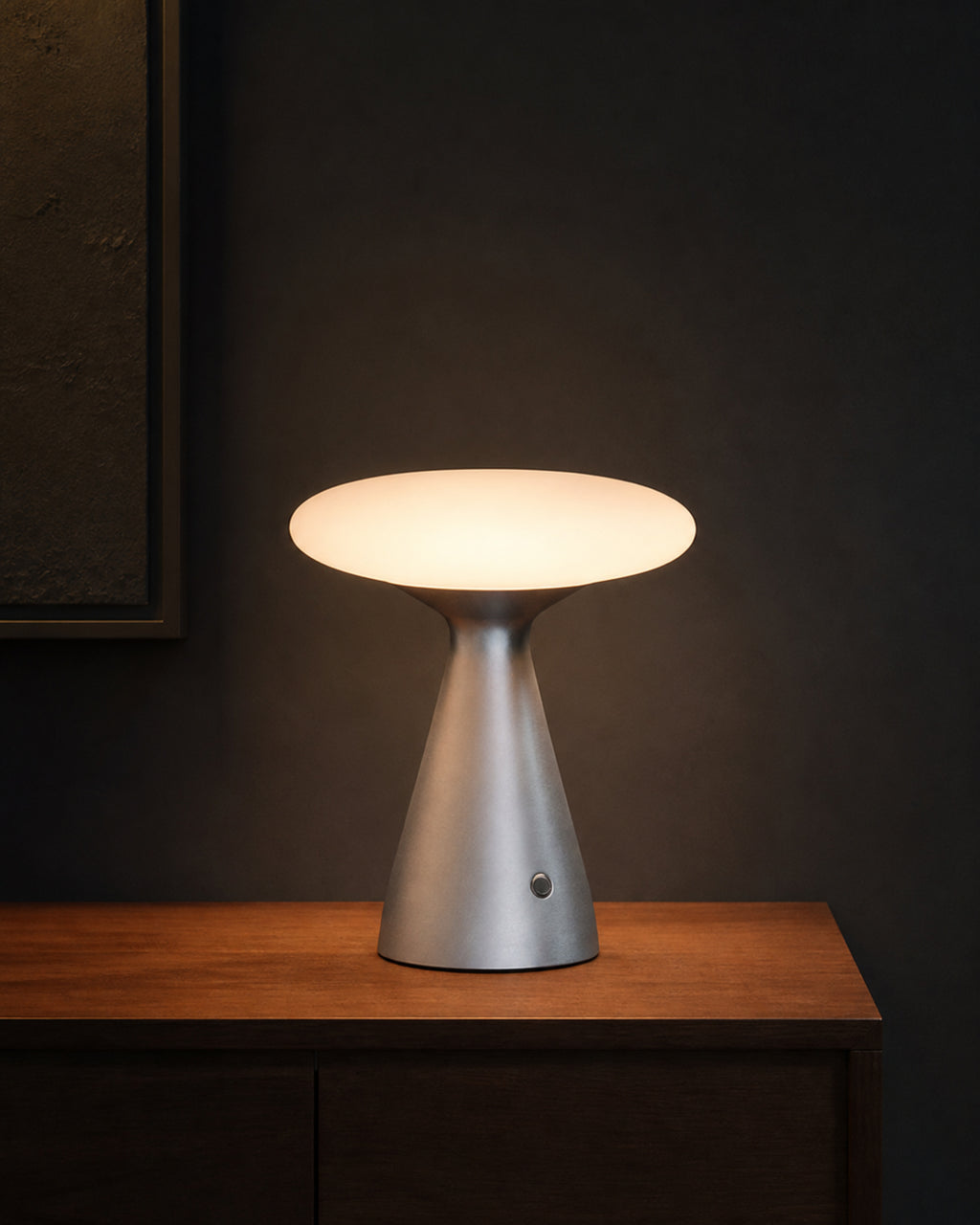 PRISM Touch-Tischlampe – Grau, in einer Raumszene | DecoHarmonie