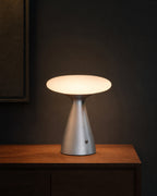 PRISM Touch-Tischlampe – Grau, in einer Raumszene | DecoHarmonie