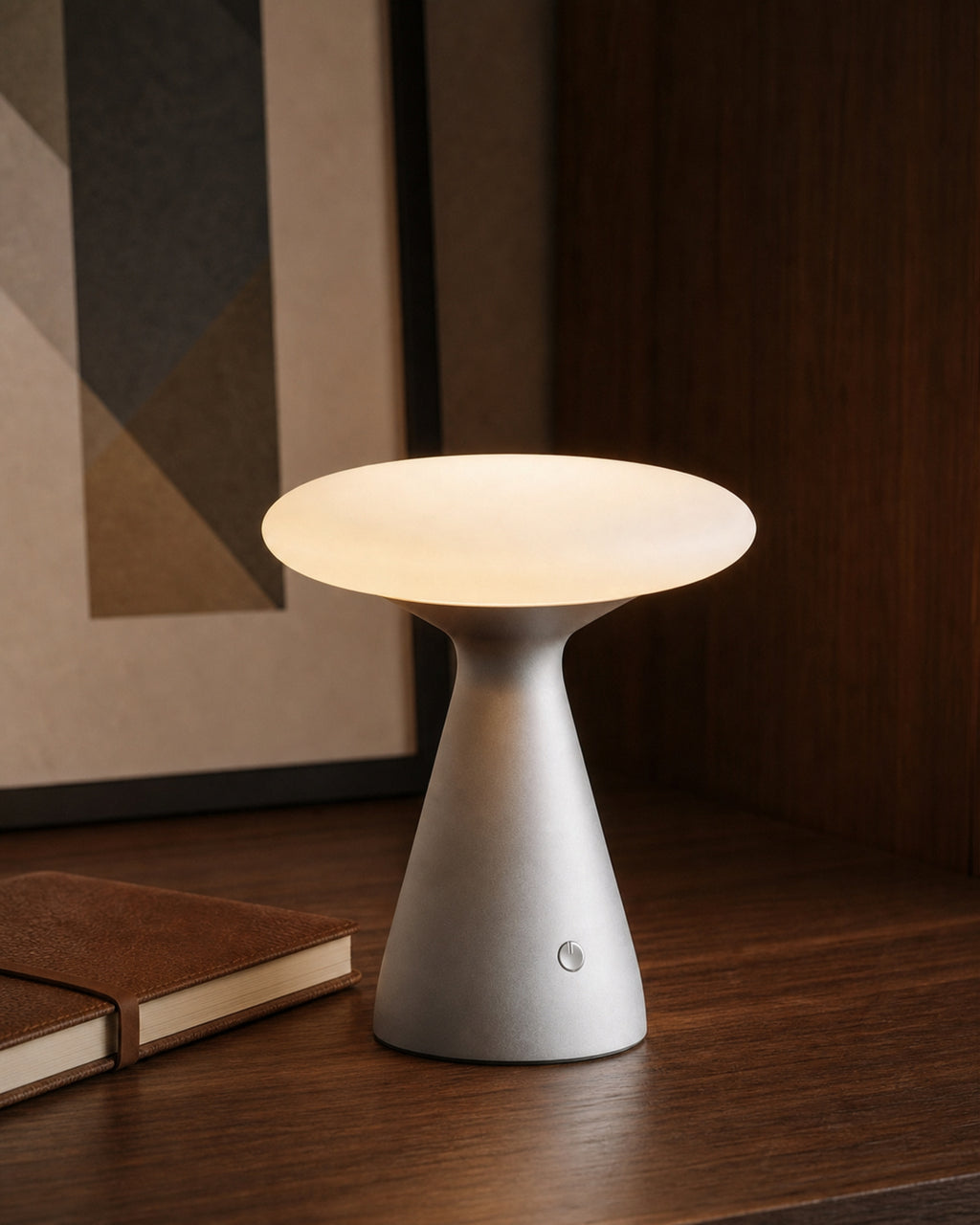PRISM Touch-Tischlampe – Grau, an einem Arbeitsplatz | DecoHarmonie