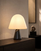 NOKO Tischlampe – Schwarzer Marmor, auf einer Konsole | DecoHarmonie