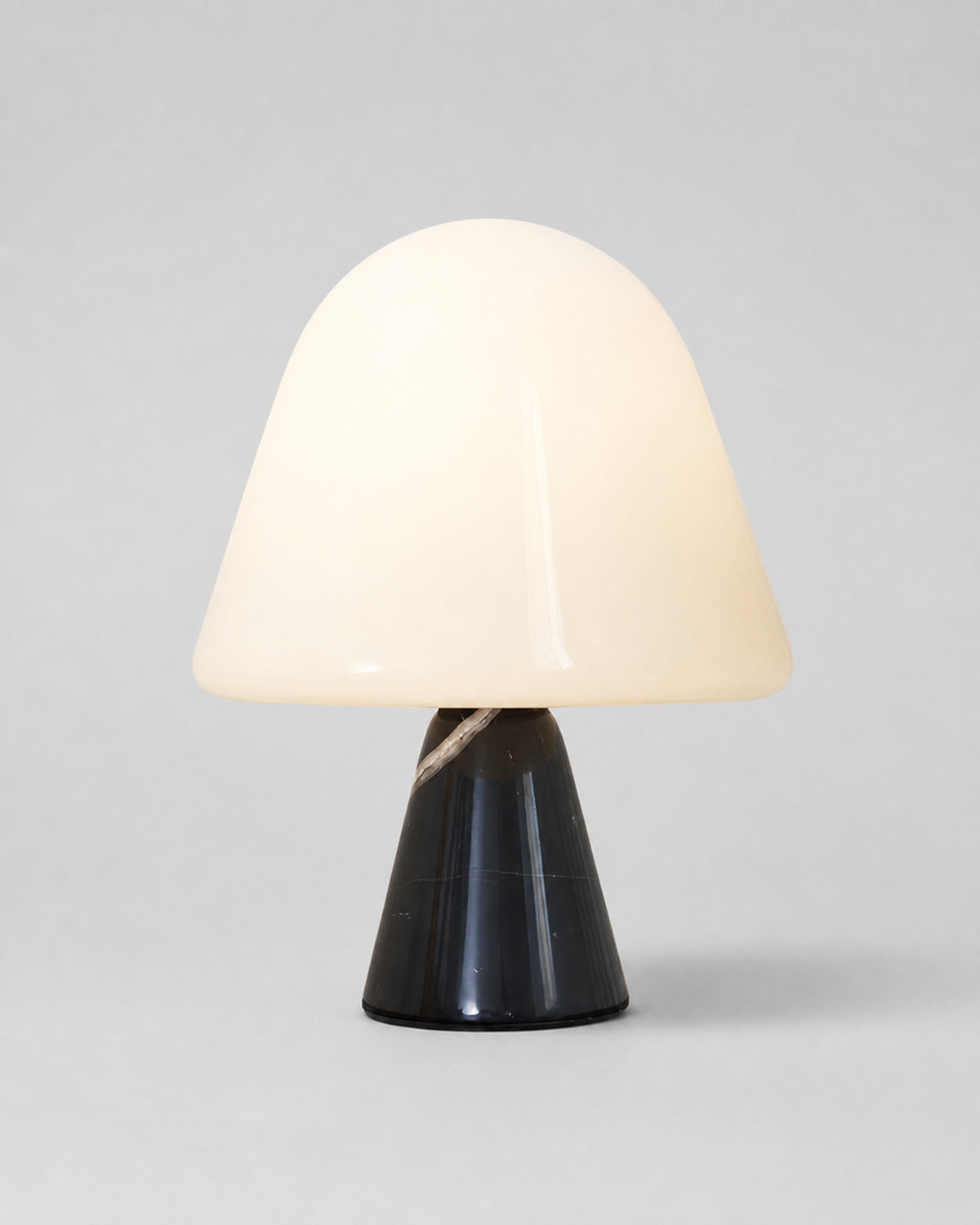 NOKO Tischlampe – Schwarzer Marmor, Produktansicht vor neutralem Hintergrund | DecoHarmonie