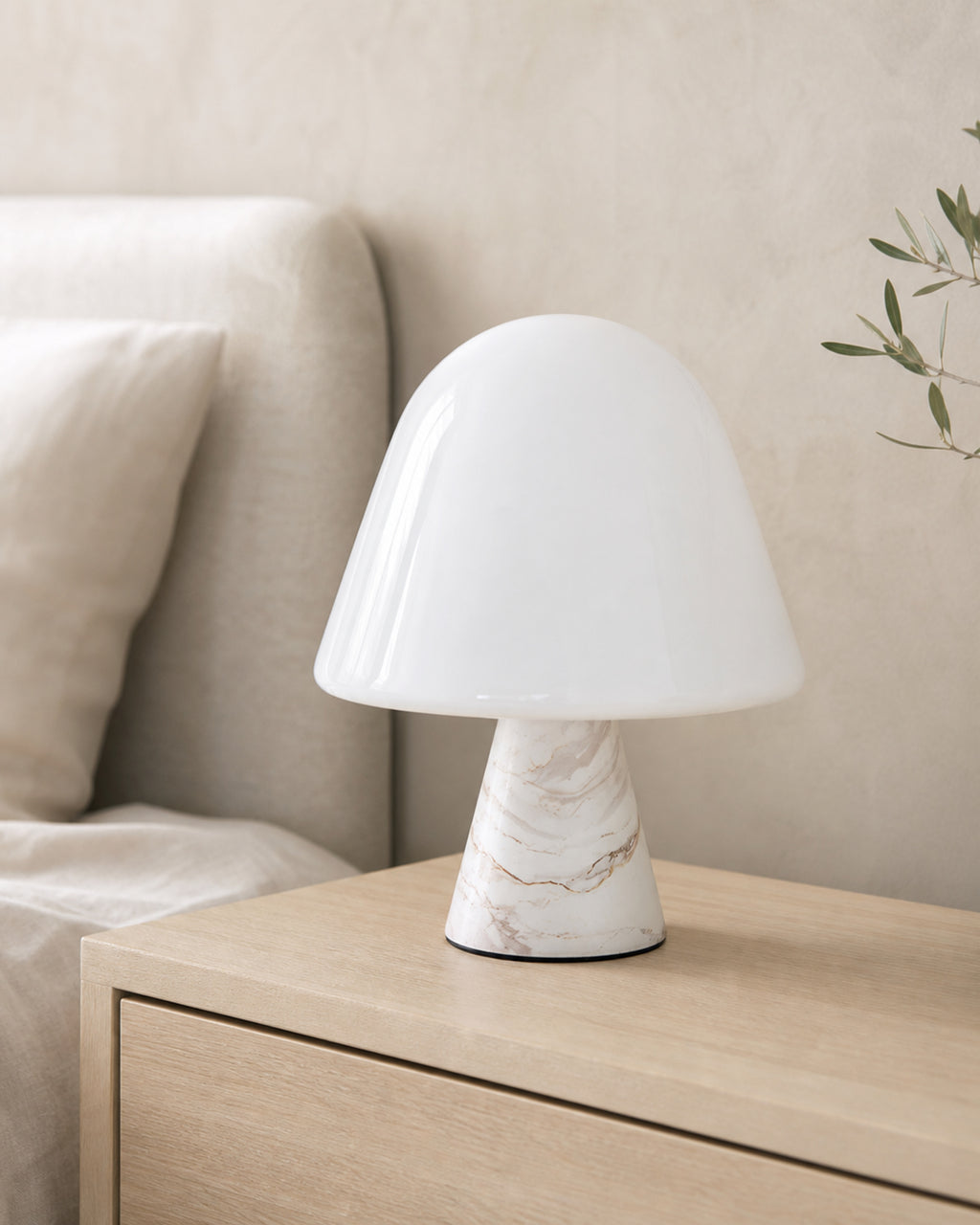 NOKO Tischlampe – Weisser Marmor, in einem Schlafzimmer | DecoHarmonie