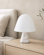 NOKO Tischlampe – Weisser Marmor, in einem Schlafzimmer | DecoHarmonie