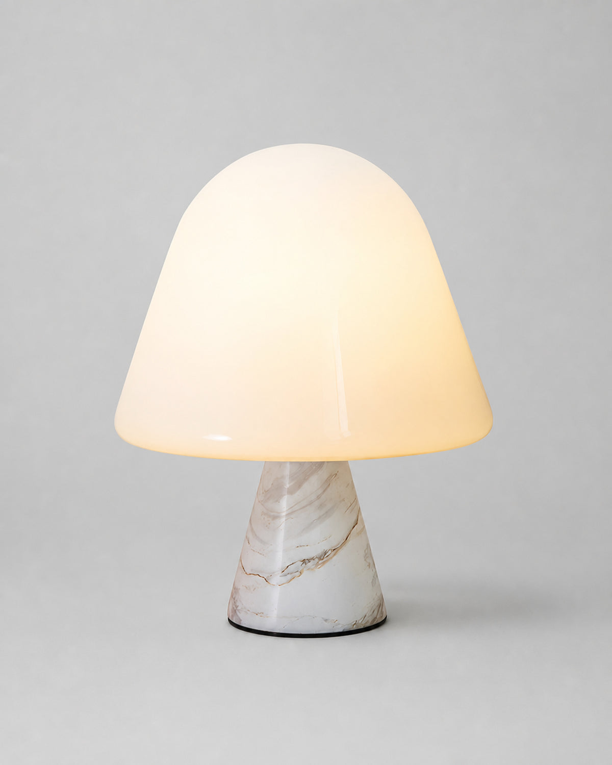 NOKO Tischlampe – Weisser Marmor, Produktansicht vor neutralem Hintergrund | DecoHarmonie