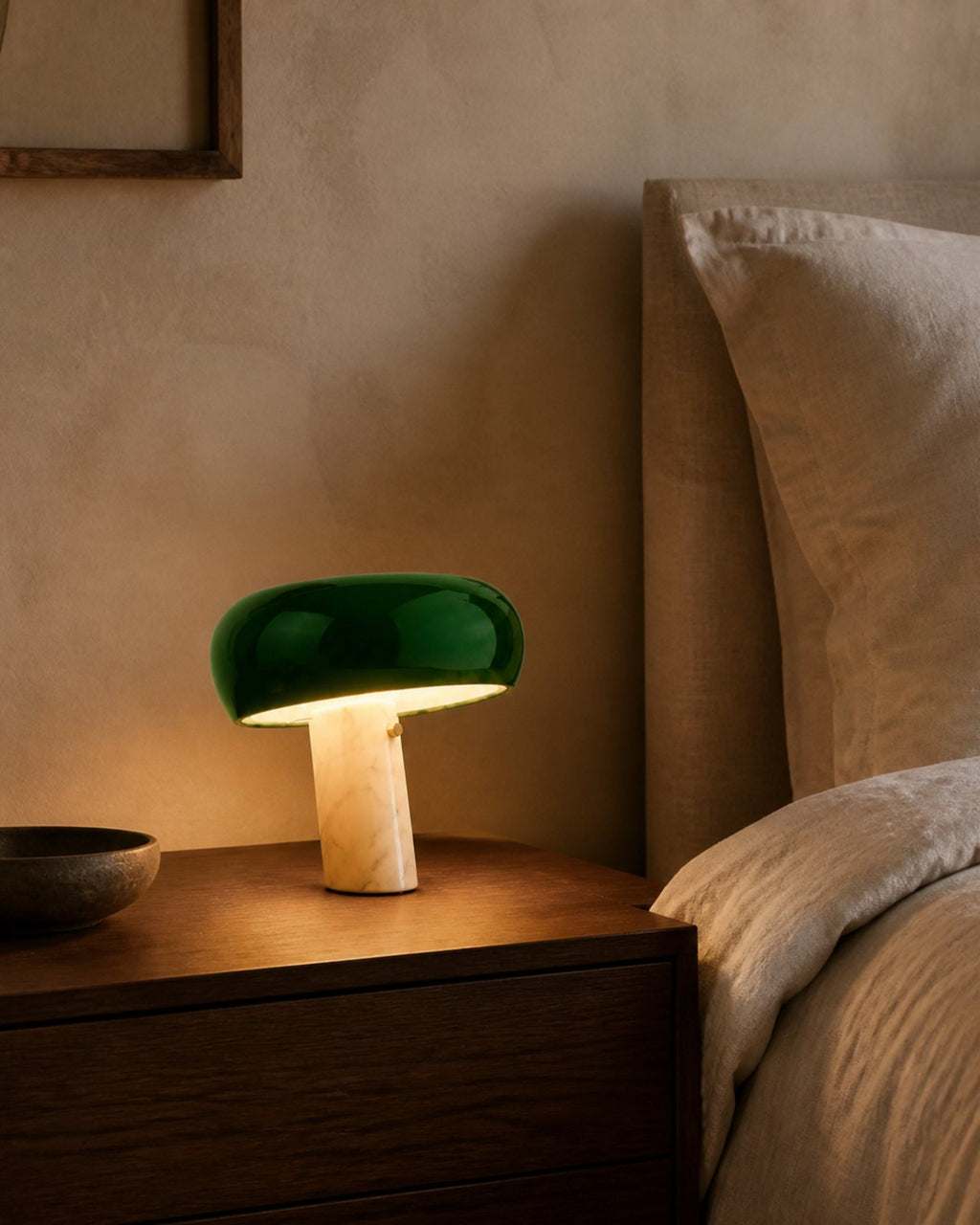 CAMOS Tischlampe – Grün / Klein, in einem Schlafzimmer | DecoHarmonie