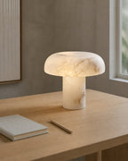 IZO Tischlampe – Alabaster, an einem Arbeitsplatz | DecoHarmonie