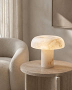 IZO Tischlampe – Alabaster, in einem Wohnbereich | DecoHarmonie