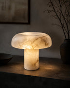 IZO Tischlampe – Alabaster, in einer Raumszene | DecoHarmonie