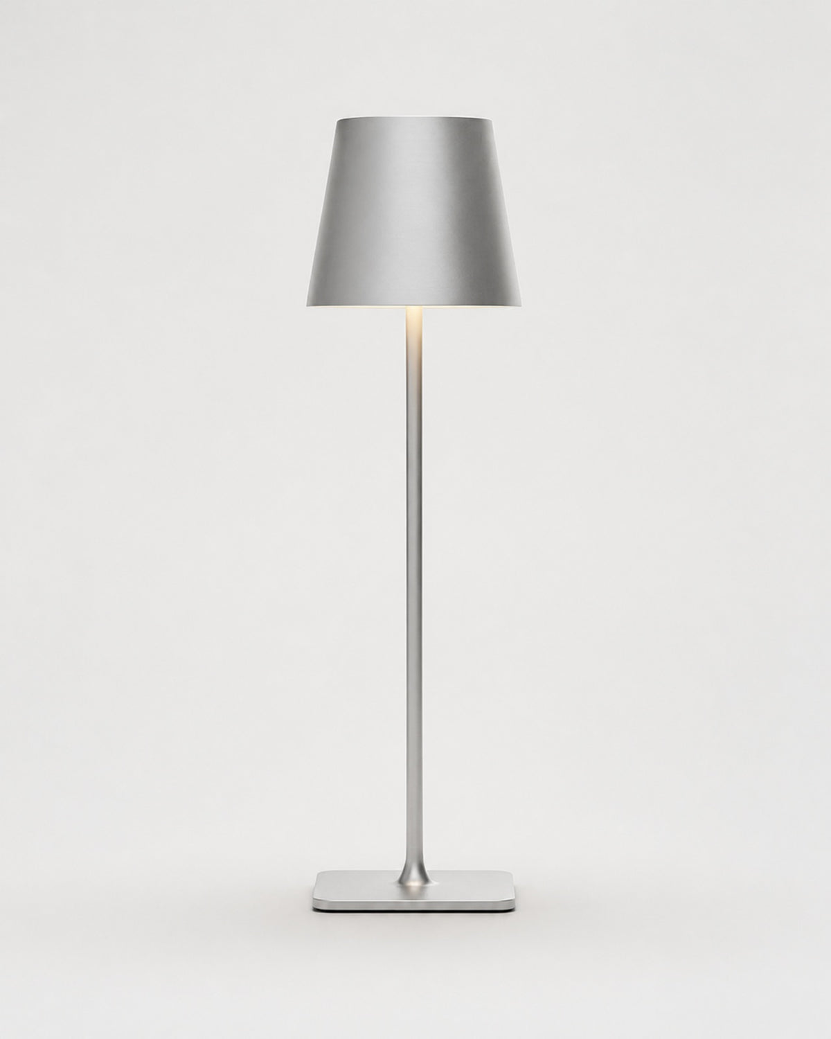 FREY Akku-Tischlampe – Silber, Produktansicht vor neutralem Hintergrund | DecoHarmonie
