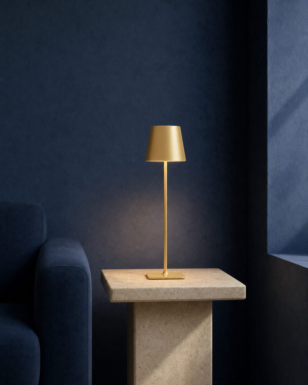 FREY Akku-Tischlampe – Gold, in einer Raumszene | DecoHarmonie