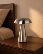 KEMI Akku-Tischlampe – Silber, in einem Schlafzimmer | DecoHarmonie