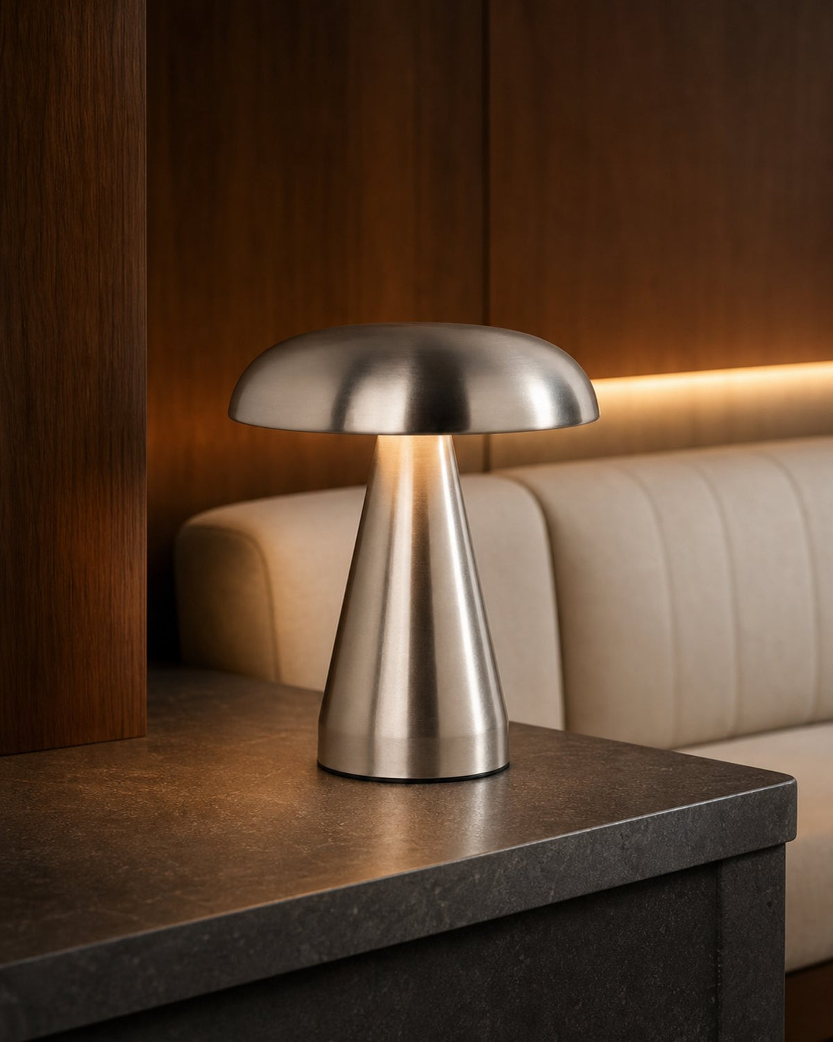 KEMI Akku-Tischlampe – Silber, in einem Wohnbereich | DecoHarmonie