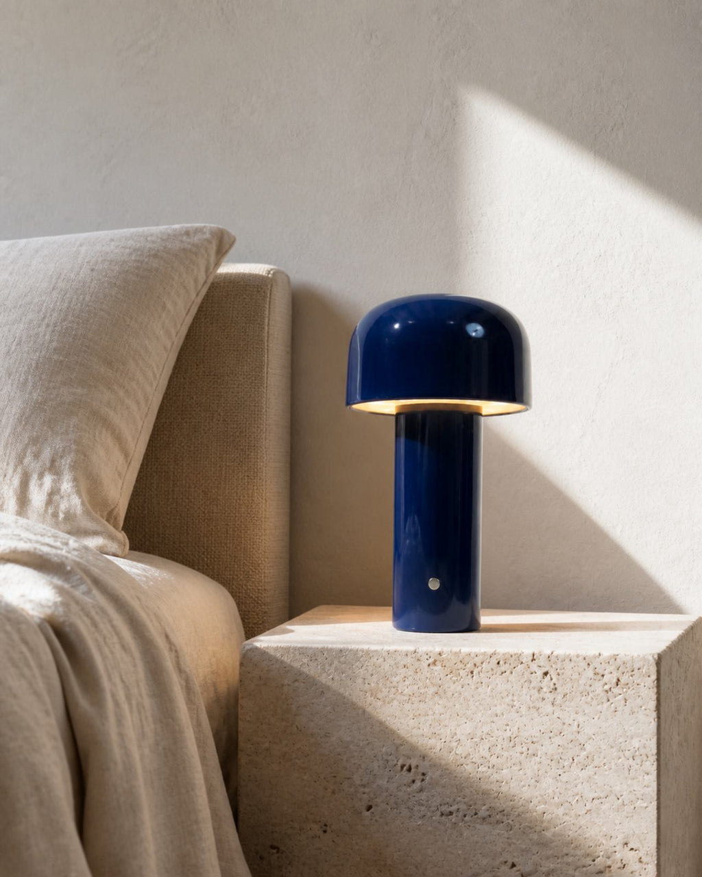 LAKO Akku-Tischlampe – Blau, auf einem Nachttisch | DecoHarmonie
