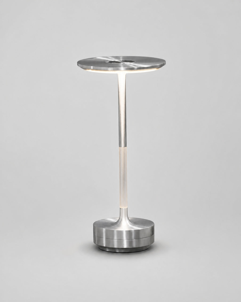 LIRI Akku-Tischlampe – Silber, Produktansicht vor neutralem Hintergrund | DecoHarmonie