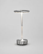 LIRI Akku-Tischlampe – Silber, Produktansicht vor neutralem Hintergrund | DecoHarmonie