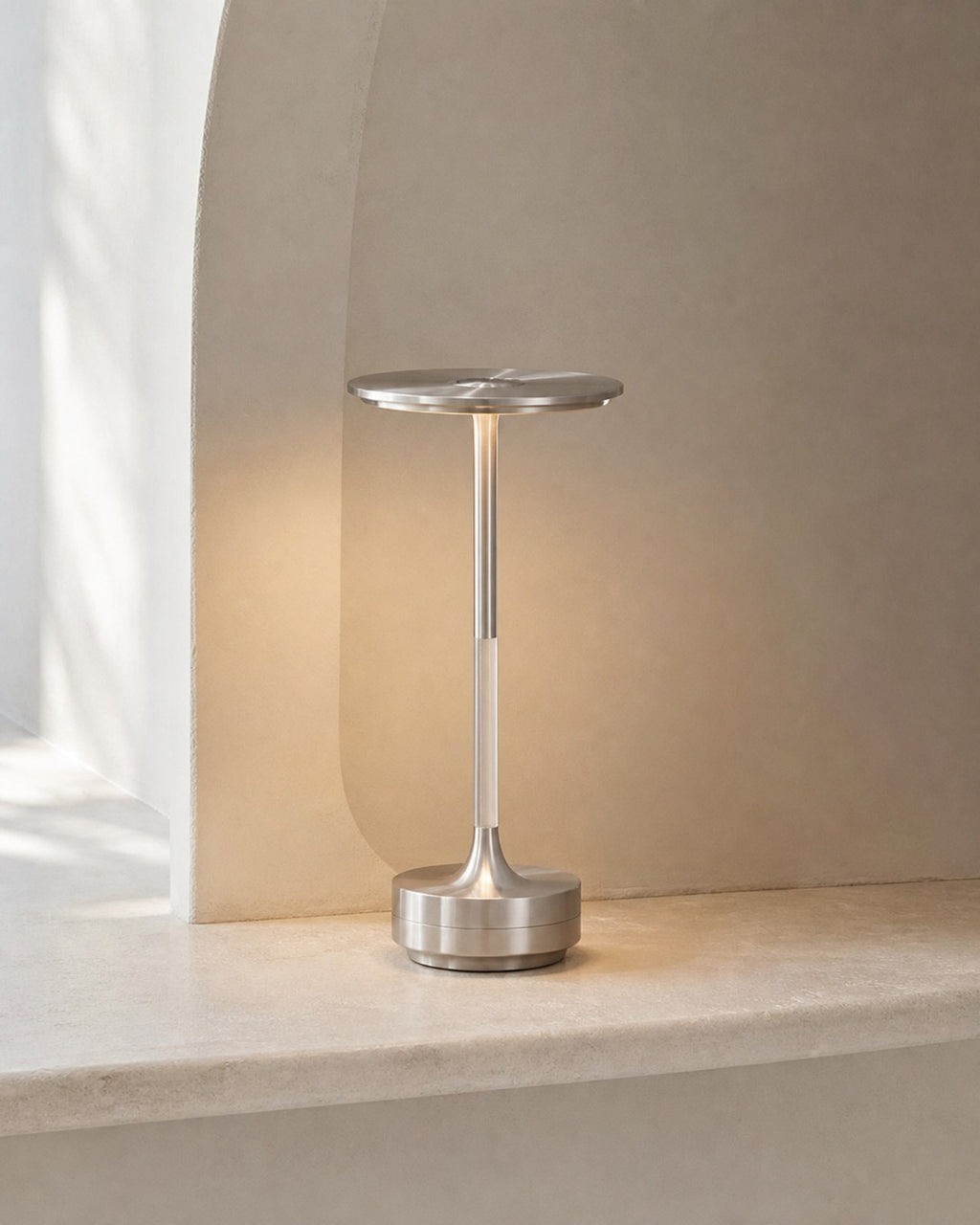 LIRI Akku-Tischlampe – Silber, in einer Raumszene | DecoHarmonie