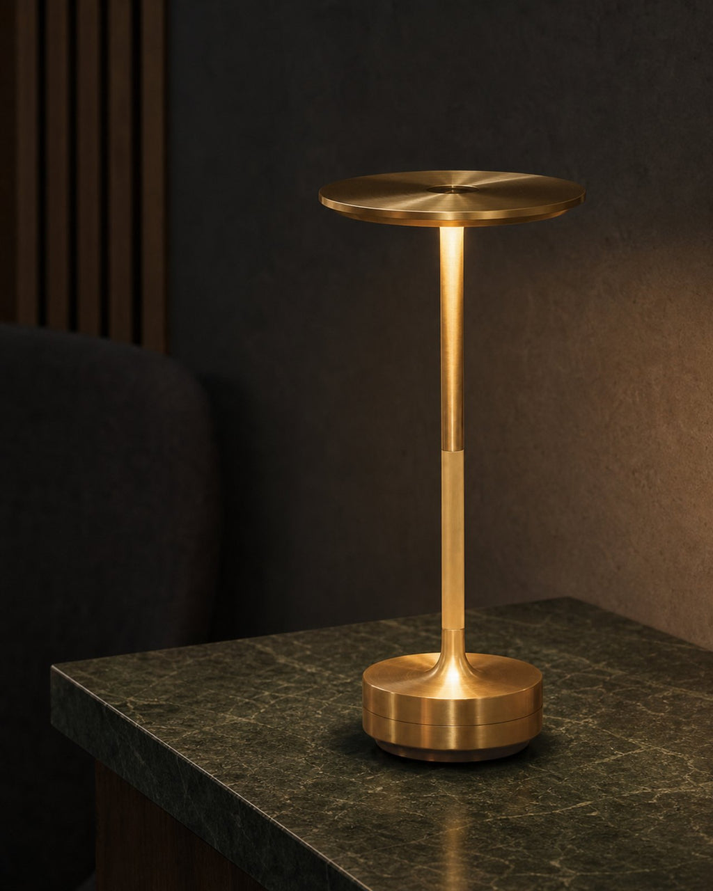 LIRI Akku-Tischlampe – Gold, in einer Raumszene | DecoHarmonie
