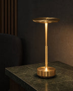 LIRI Akku-Tischlampe – Gold, in einer Raumszene | DecoHarmonie