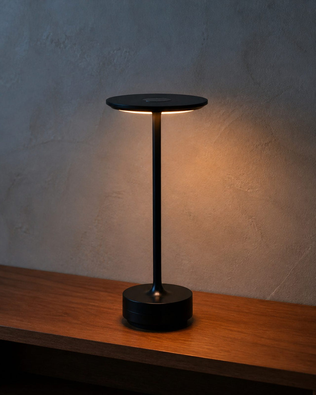 LIRI Akku-Tischlampe – Schwarz, in einer Raumszene | DecoHarmonie