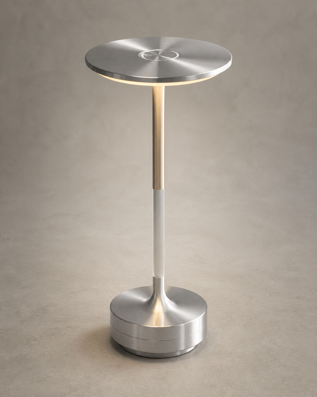 LIRI Akku-Tischlampe – Silber, Detailansicht | DecoHarmonie