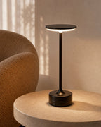 LORA Akku-Tischlampe – Schwarz, in einer Leseecke | DecoHarmonie